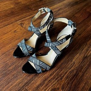 Antonio Melani Woven Fabric B&W strappy heeled sandals 9